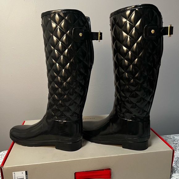 Women's Refined Slim Fit Adjustable Quilted Tall Rain Boots - Picture 5 of 7